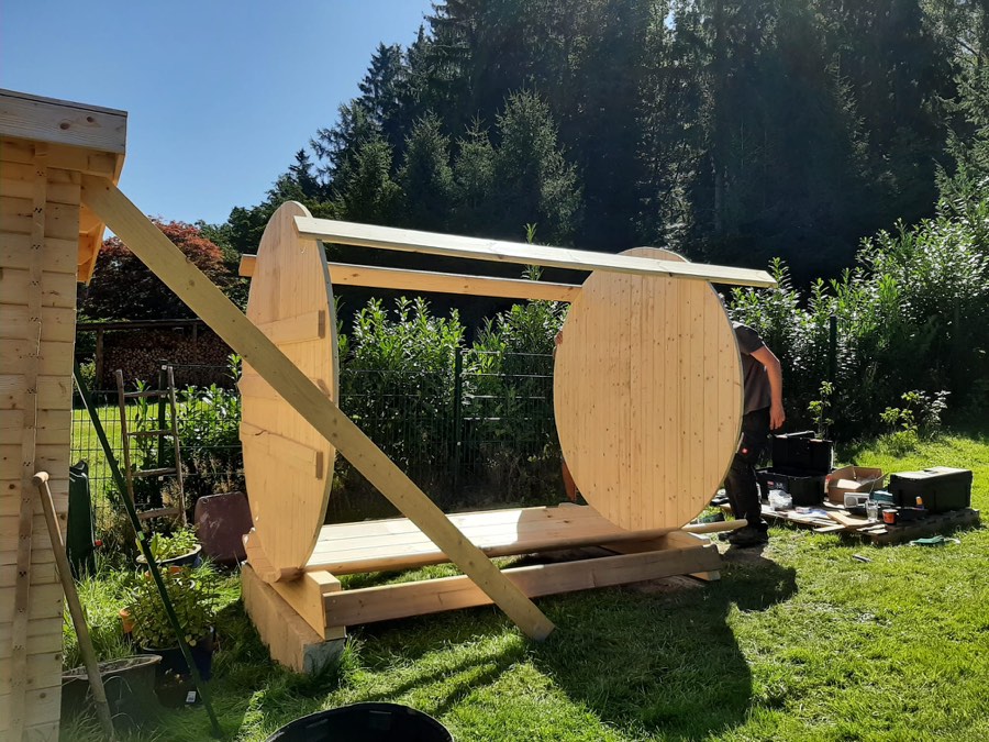 Rahmenbau der Fasssauna mit den runden Stirnseiten