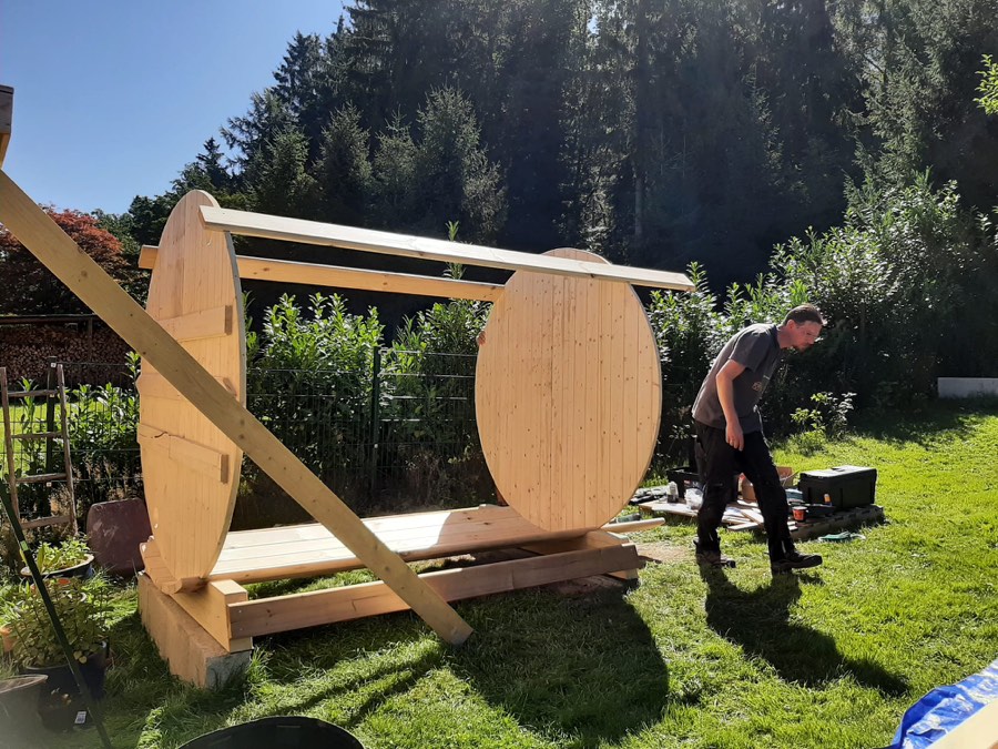 Aufbau des Rahmens für die Fasssauna