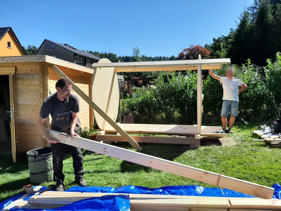 Verkleidung der Fasssauna mit Holzplanken