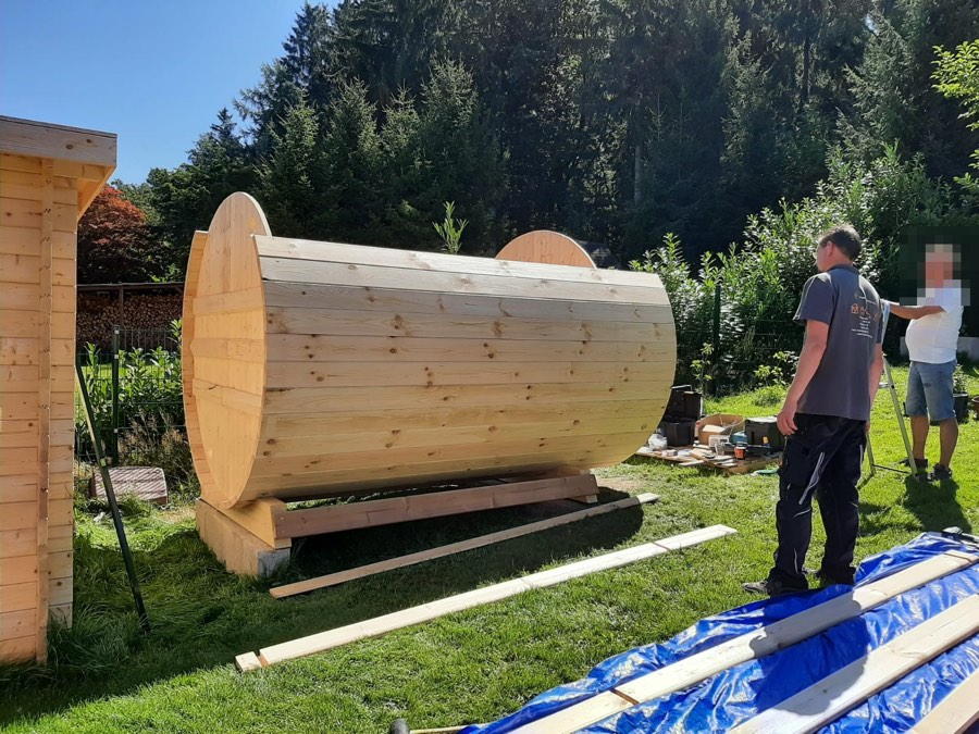 Fasssauna mit vollständig verkleideter Rundung