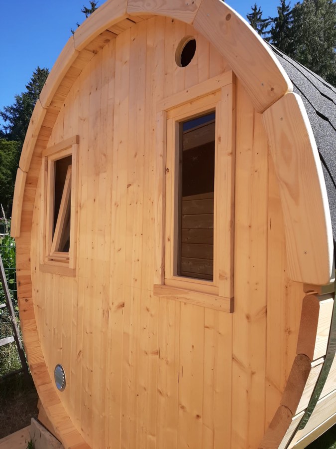 Fertige Fasssauna mit Fenstern, Detailansicht