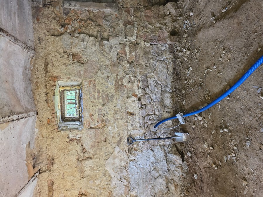 Alte Steinwand mit neu verlegter Leitung