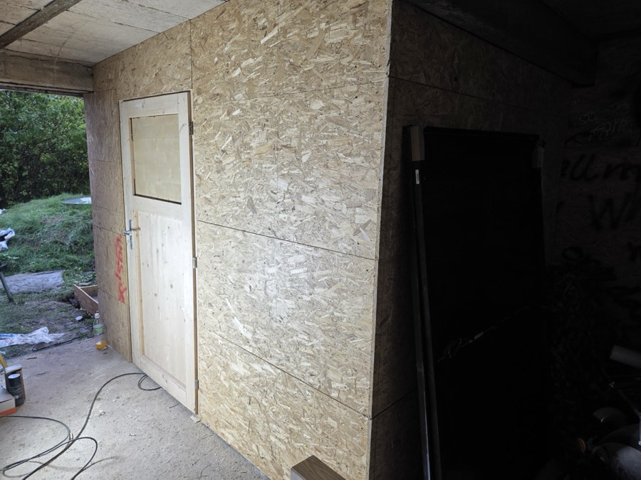 Neue Wand mit Tür, aktueller Baustand